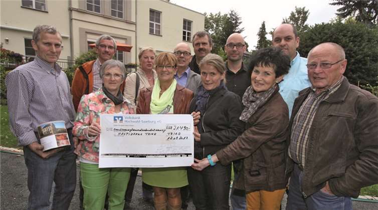 Die Scheckübergabe erfolgte in Trier an die Hospizhaus-Pflegeleiterin Sieglinde Groß (3. v. l.).MT
