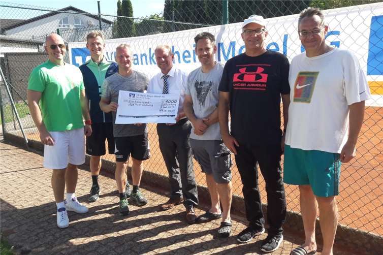 Die Scheckübergabe mit Herrn Flöck von der VR Bank Rhein Mosel. privat