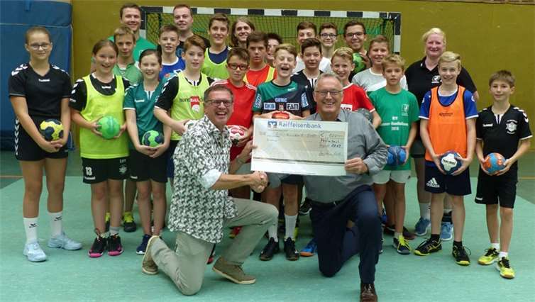 Die Scheckübergabe von Dieter Schmidt an Thomas Schloßbauer.