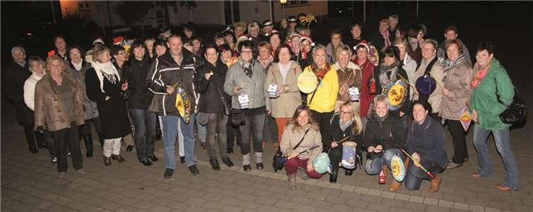 Die „Scheene Kenne“ sammeln sich zur Fackelwanderung durch Bassenheim. Privat