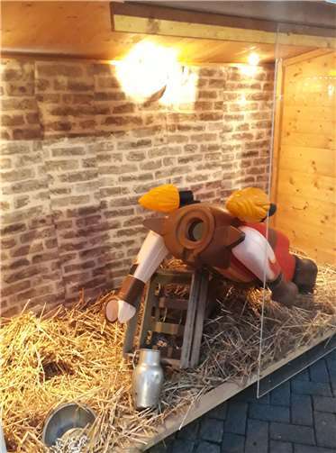 Große Playmobil-Figuren des Knusperpfads zerstört Die Scheibe wurde herausgebrochen.