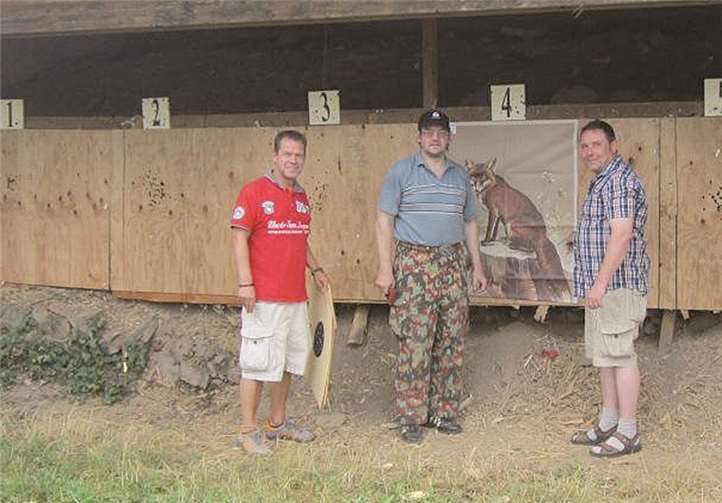 Die Scheiben werden für die nächsten Teilnehmer aufgehangen, (v.l.) Michael Deuble, Rudi Froitzheim und Stefan Hennerici.