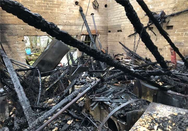 Die Scheune brannte vollständig, das Wohnhaus in Teilen aus.