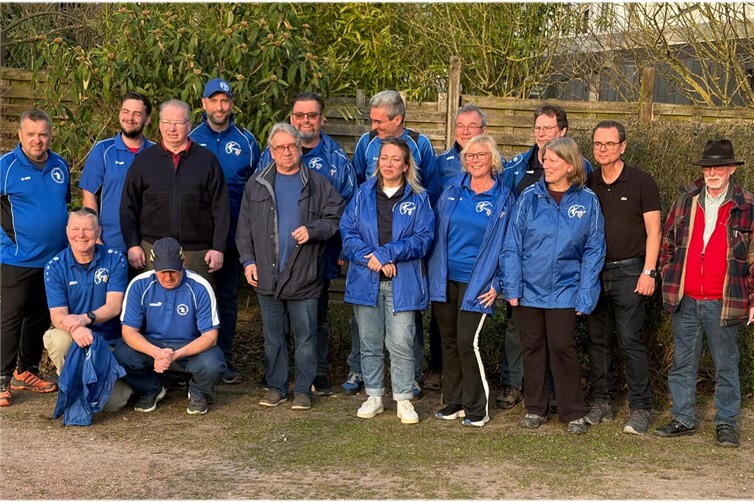Die Schiedsrichteraspiranten freuen sich nach bestandener Prüfung auf ihre neuen Herausforderungen. Herzlichen Glückwunsch Petra!