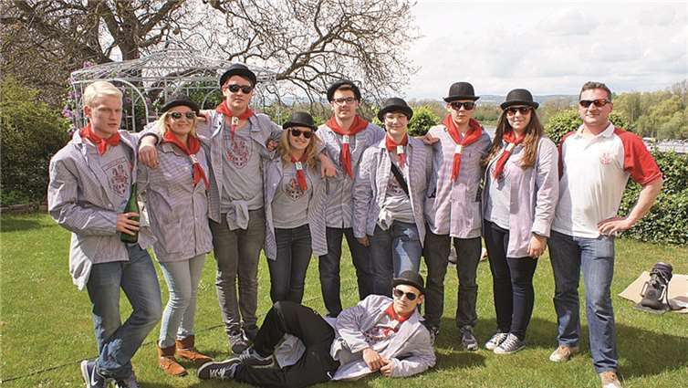 Die Schießjungen und Schießmädchen der diesjährigen Urmitzer Kirmes betätigten am Rheinufer die „Katzeköpp“.