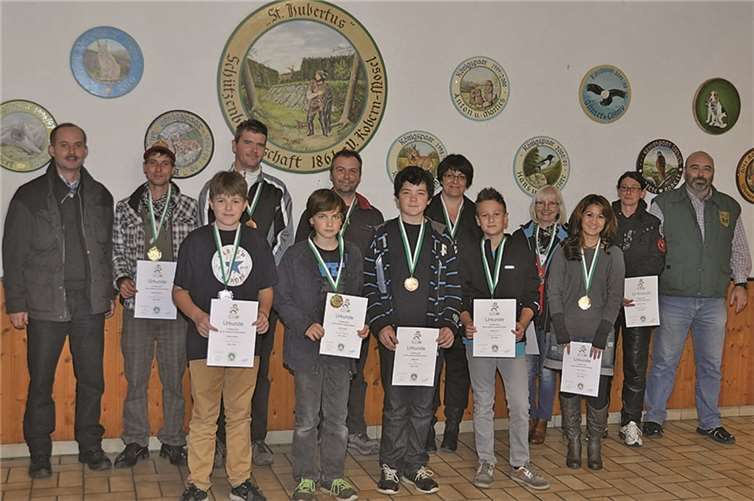 Die Schießmeister Bert Obertreis und Thomas Höhn mit den Gewinnern des Hubertus Triathlons.Privat