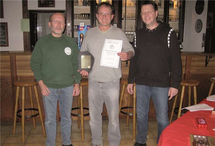Die Schießmeister Rainer Zingel (l.) und Frank Nehlmeyer (r.) mit dem Gewinner Ulrich Grothe. privat