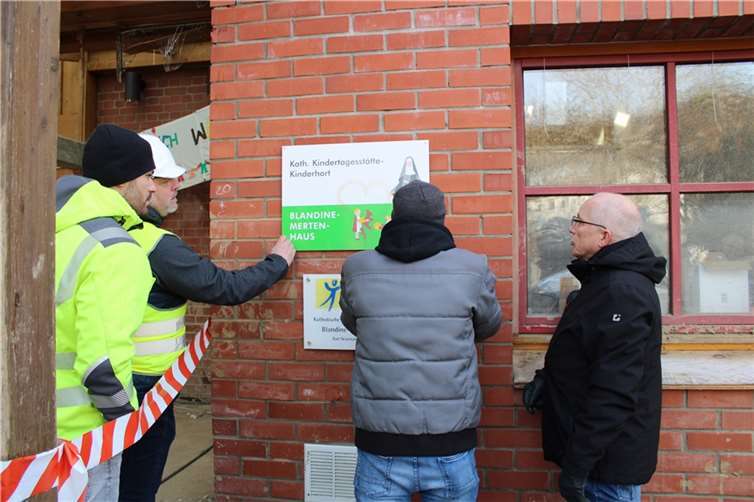 Die Schilder der Kita Blandine-Merten-Haus werden vor dem Abriss gesichert und aufbewahrt. Foto: DU