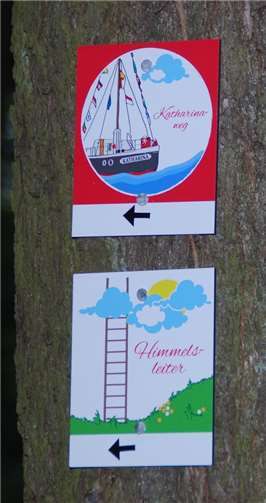 Die Schilder des Katharinenweges und des Himmelsleiterweges.
