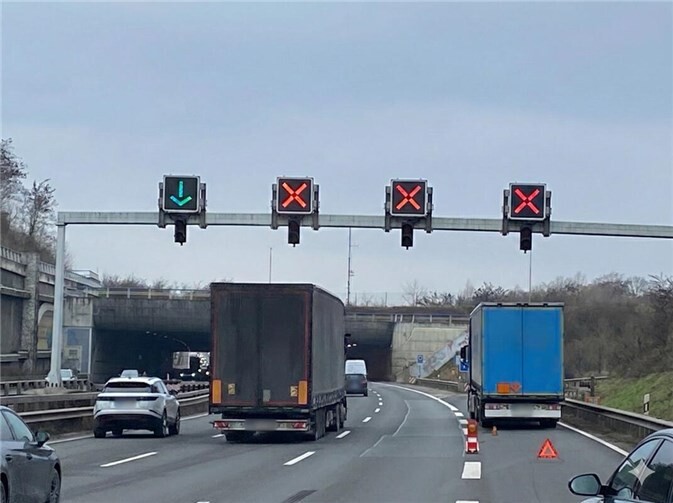 Die Schilderbrücke vor dem Hechtsheimer Tunnel zeigte die Fahrstreifensperrung durch rote Kreuze an. Foto: Verkehrsdirektion Mainz