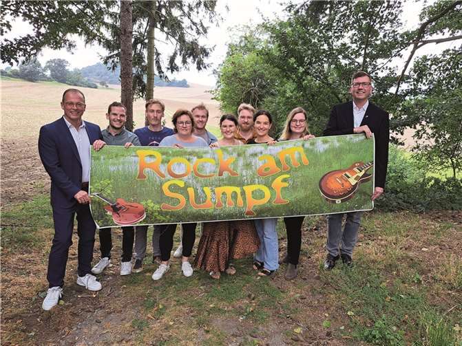 Die Schirmherren VG-Bürgermeister Jörg Lempertz (li.) und Pastor Artur Schmitt(re.) freuen sich gemeinsam mit den Veranstaltern auf den 14. September in Thür.  Foto: FRE