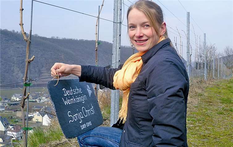 Die Schirmherrin und 61. Deutsche Weinkönigin 2009/2010 Sonja Christ-Brendemühl, die den Königinnenwingert regelmäßig auch zu Arbeitseinsätzen besucht, inspiziert ihre persönliche Ehrentafel.  Privat