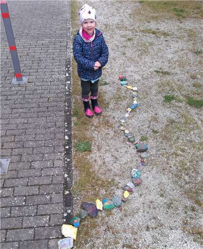Die Schlange soll den Menschen, während dieser ernsten Zeit, ein Lächeln ins Gesicht zaubern.Quelle: OG Nörtershausen