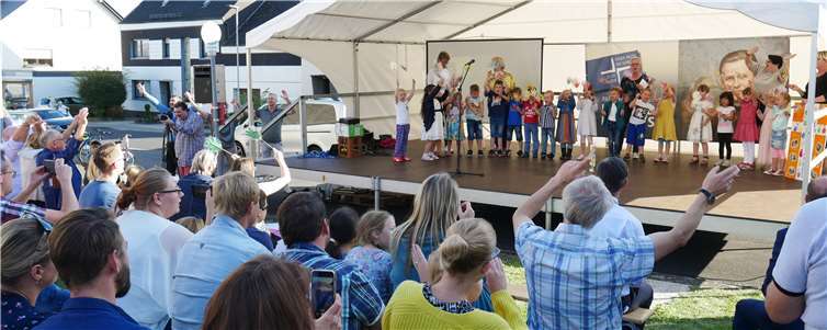 Die Schlauen Füchse, die Vorschulkinder des Kindergartens führteneinen Tanz zu Ehren des Seligen Paters Richard Henkes auf. Fotos: GBA
