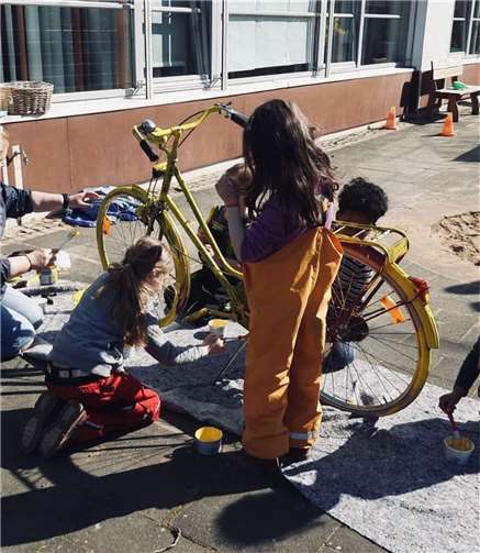 Die Schlauen Füchse haben das alte Fahrrad farbenfroh lackiert.  Foto: privat