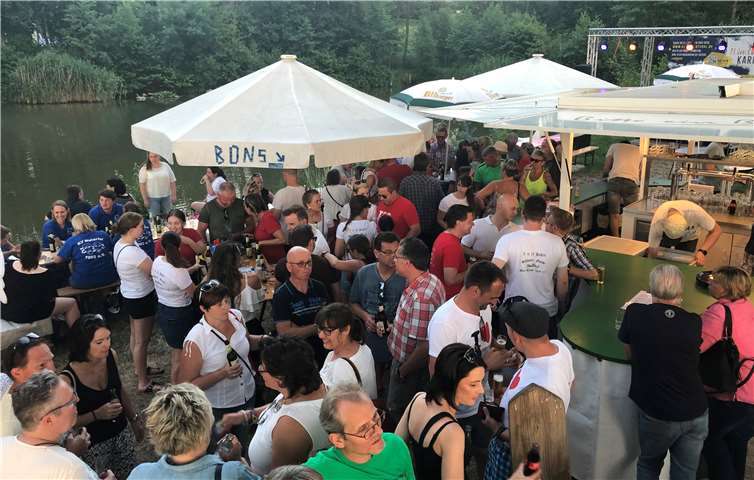 Die Schloss-Garde und ihre Gäste hatten im Weiher in der Weserstraße eine ideale Location für ein fantastisches (Hoch-)Sommerfest. Fotos: privat