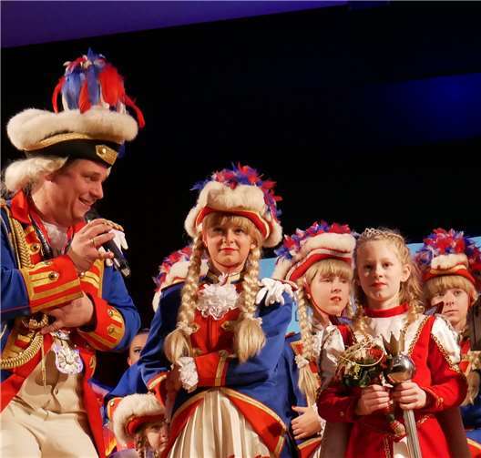 Die Schlossgarde Mons Tabor um Sitzungspräsident Patrick George prägt auch diese Sesseion das karnevalistische Treiben.