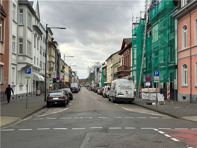 Die Schloßstraße wird in den kommenden zwei Jahren auf kompletter Länge neu gestaltet. Dabei werden unter anderem zahlreiche Bäume gepflanzt und ein Radweg installiert. Los geht es in der zweiten oder dritten Januarwoche mit dem Bauabschnitt zwischen der Hermannstraß und der Langendorfer Straße.  Foto: Stadt Neuwied / Ulf Steffenfauseweh