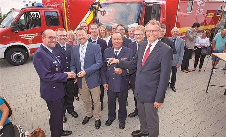 Die Schlüssel der Fahrzeuge werden übergeben.WT