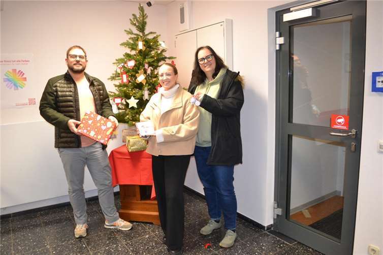 Die Schlüsselanhänger und kleinen Kinderbücher waren der Hit bei der Spendenübergabe. (Von links) Jan Eller, Sarah Krämer und Katja Szislowski-Reucker präsentieren bei der Spendenübergabe einen Teil der Geschenke, so auch „Die kleinen Beschützer“ mit den dazugehörigen Kinderbüchern. Foto: Eberhard Thomas Müller