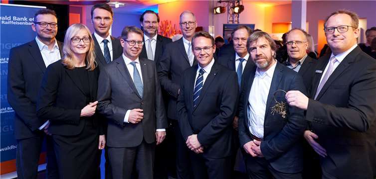 Die Schlüsselübergabe an Marktbereichsleiter Andreas Veith (rechts) durch die Architekten Elmar Wegenaer (links) und Gunther von Wolff.Matthias Ketz