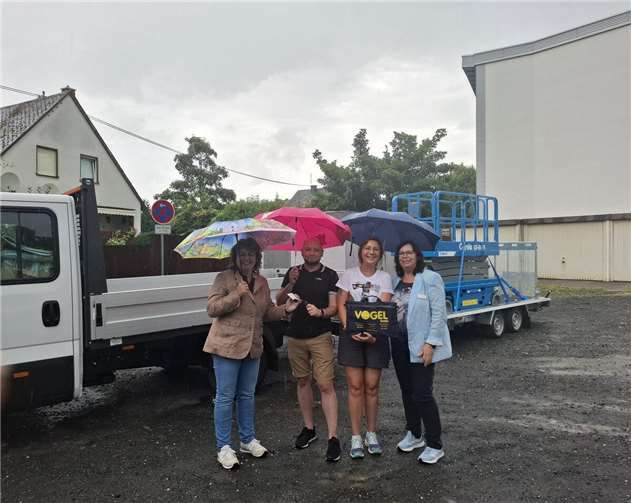Städtepartnerschaft Montabaur–Trostyanets: Engagement auf vielen Ebenen Die Schlüsselübergabe für den Pritschenwagen mit Anhänger und Scherenhubbühne fand beim Bauhof Montabaur statt. Mit dabei waren (v.l.) Stadtbürgermeisterin Melanie Leicher, der stellvertretende Bürgermeister aus Trostyanets Maksym Synyavin, Svitlana Popovych, Spezialistin für internationale Zusammenarbeit des Stadtrats, sowie Claudia Bastian-Tertsch als Koordinatorin für kommunale Entwicklungspolitik bei der Stadt Montabaur Foto: Stadt Montabaur