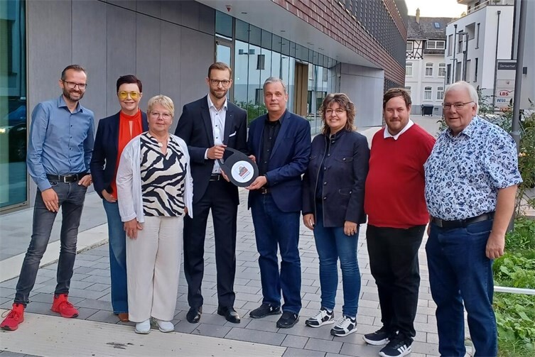 Die Schlüsselübergabe markiert noch nicht die Ziellinie, aber doch einen großen Meilenstein im Projekt Verbandsgemeindehaus. Mit dabei waren die Fraktionsvorsitzenden im Verbandsgemeinderat, Stadtbürgermeisterin Melanie Leicher sowie Bürgermeister Ulrich Richter-Hopprich und Architekt Ole Flemming.