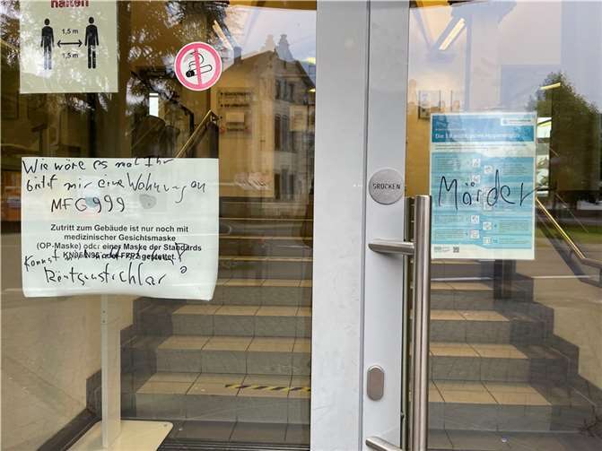 Die Schmierereien an der Eingangstür der Kreisverwaltung.Quellen: Kreisverwaltung Neuwied