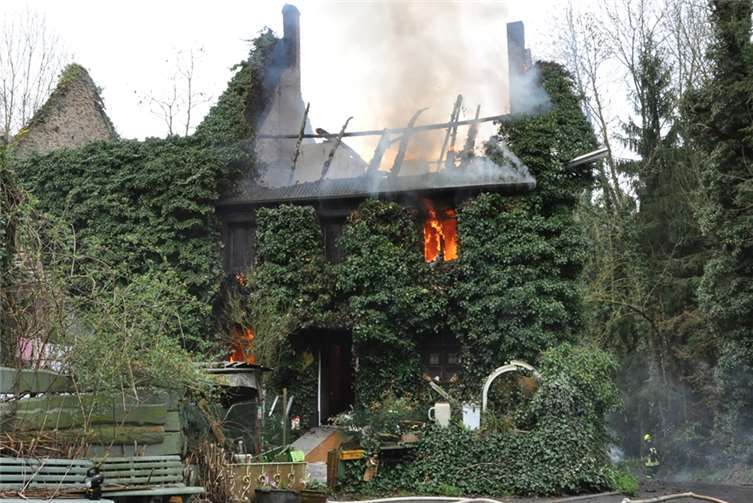 Die „Schmittemühle“ in Kattenes wurde durch das Feuer fast völlig zerstört. Fotos: WinklerTV