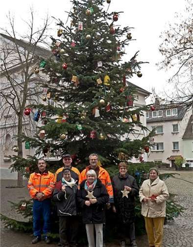 Die Schmücker des Weihnachtsbaumes vor dem Remagener Rathaus. privat