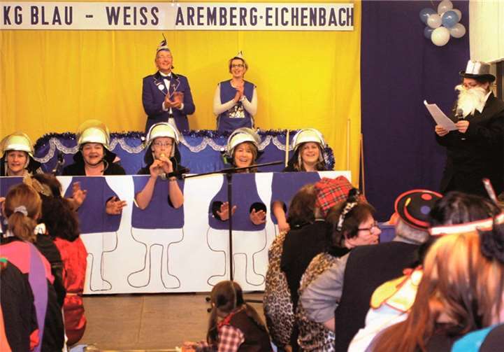Die "Schnapsdrosseln" nehmen die örtliche Feuerwehr aufs Korn.