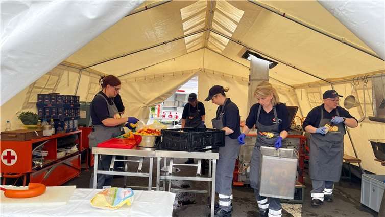 Die Schnelleinsatzgruppe Verpflegung ist für die Verpflegung der Einsatzkräfte zuständig.  Quelle: DRK Rhens