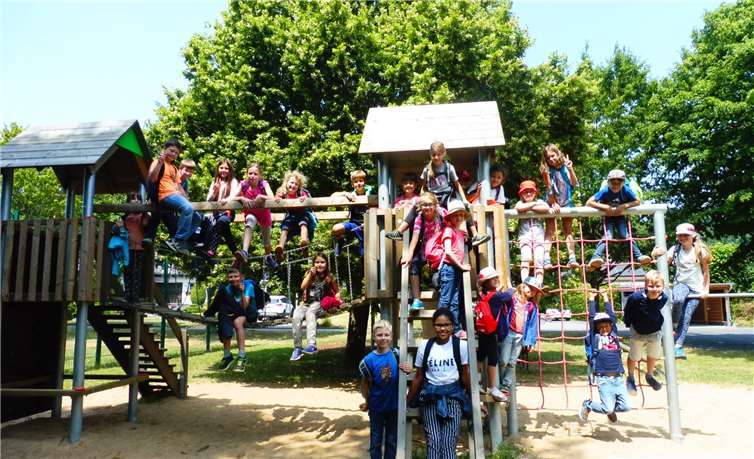 Die Schnitzeljäger auf dem Spielplatz am Entenweiher.