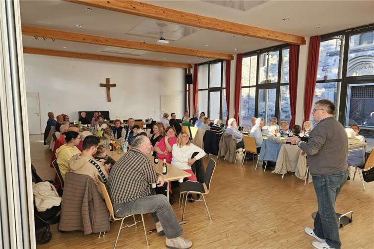 Die Schöffenstühle der St. Quirinus, St. Genoveva/Alexander und der Rheinstrassen Nachbarschaft hatten die Nachbarinnen und Nachbarn zum traditionellen Döbbekooche-Essen im Pfarrheim Maria Himmelfahrt eingeladen. Foto: privat