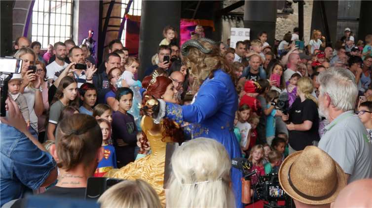 Die Schöne und das Biest eröffnen mit einem Tanz die Comic-Show.