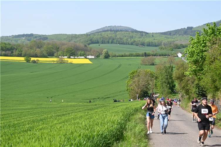 Die Schönheit der Vulkanlandschaft und die gelben Rapsfelder ziehen Jahr für Jahr die Läufer an.  Fotos: SK