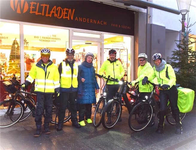 Die Schokofahrer aus Andernach haben ca. 25 kg faire, biozertifizierte Schokolade emissionsfrei mit ihren Rädern zum Weltladen nach Andernach transportiert. Foto: K.P. Schmelzeisen