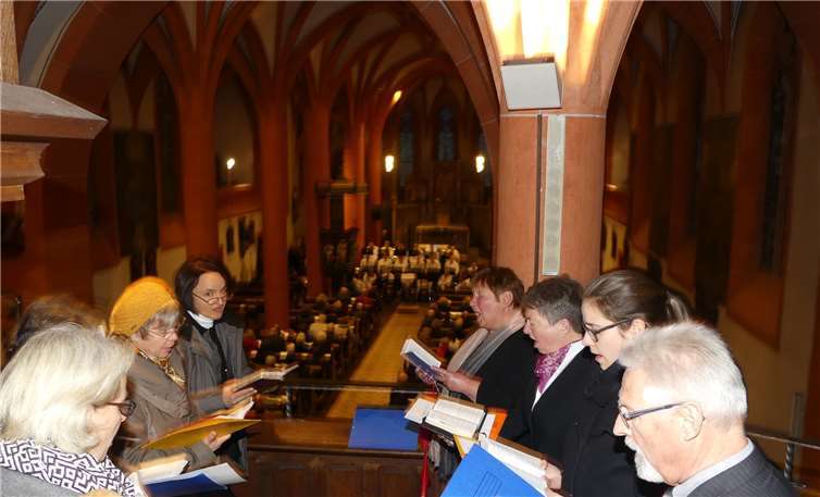 Die Schola von St. Maximinus erfreute unter der Orgelbegleitung von Dekanatskantorin Marion Oswald per Gesang.