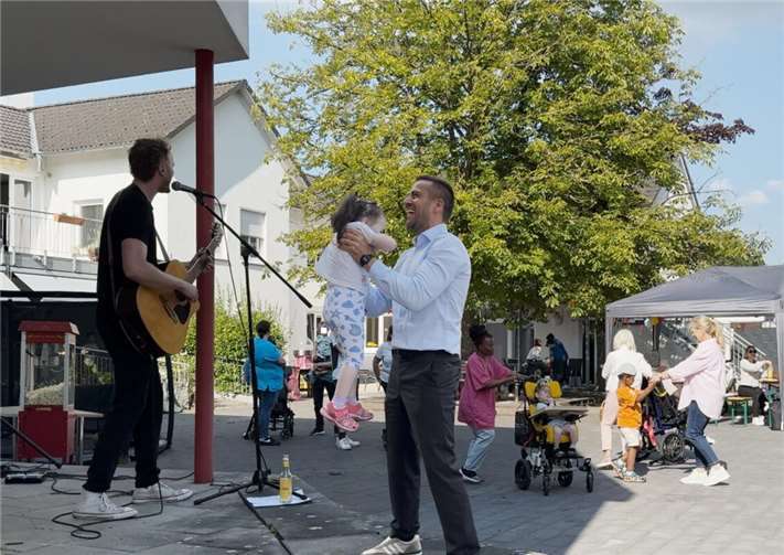 CDU Rheinbach: Kinder gehören in die Mitte der Gesellschaft Die School’s-out-Party im Kinderheim Dr. Dawo war ein fröhliches Sommerfest mit Musik, Grillwürstchen und vielen lachenden Kindern. Mitten unter ihnen: CDU-Bürgermeisterkandidat Dr. Daniel Phiesel. Foto: CDU Rheinbach