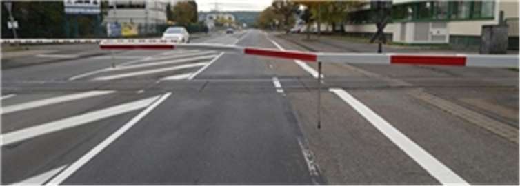 Die Schranke wurde durch den Zusammenstoß mit dem Auto verbogen. Foto: Polizei