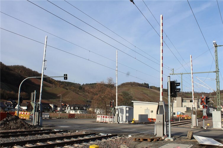 Die Schranken am Bahnübergang Dernau sichern vier Richtungen ab.Foto: wite