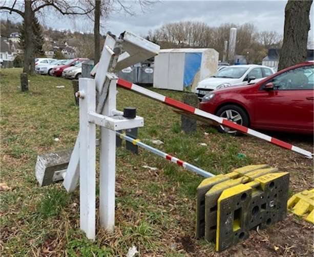 Die Schrankenanlage am Viehmarktplatz wurde komplett zerstört und ist nicht mehr funktionstüchtig.  Foto: Stadt Mayen