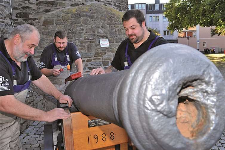 Die Schreinerei Krohn, Pate der Kanone am Helmwartsturm, hat das Prunkstück wieder auf Vordermann gebracht.Stadt Andernach