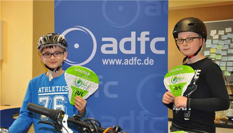 Die Schüler Constantin Hecke (l.) und Gabriel Jericho freuten sich über die Aktion der ADFC-Ortsgruppe Rheinbach.Pertz