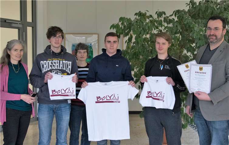 Die Schüler Jens Welsch, Sven Heimermann und Melvin Morawietz (v.l.) freuen sich gemeinsam mit dem zweiten stellvertretenden Schulleiter Marco Müller sowie ihren betreuenden Lehrerinnen Elke Ritzert und Sigrid Eberle über den Erfolg beim Bolyai-Wettbewerb.Foto: privat