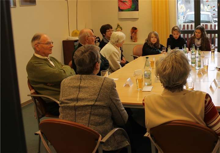 Die Schüler Josie, Felix und Edanur mit den Tagesgästen und Bewohnern der Senioren-Residenz. privat