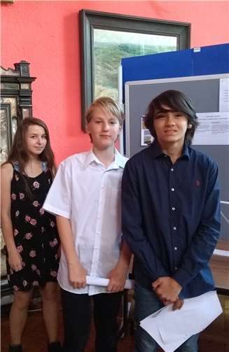 Die Schüler Moritz Ramich und Lara Bündgen (beide Klasse 7 a) sowie Maximilian Miltz (Klasse 7 c) waren mit ihrer Arbeit „Brücken verbinden“ besonders erfolgreich.Fotos: privat