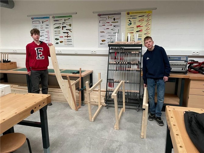 Die Schüler Peter Becker (l.) und Artur Vaskovskij beim Bühnenbau für das Musical.