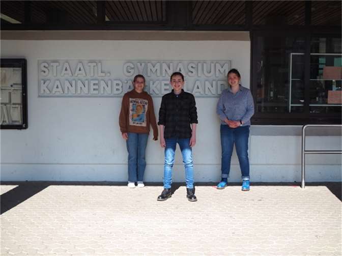 Die Schüler Sina Möller, Jan Schlemmer und Lina Ruhfus-Hartmann der Jugend forscht - AG erarbeiteten ihre Projekte.  Foto: Gymnasium im Kannenbäckerland