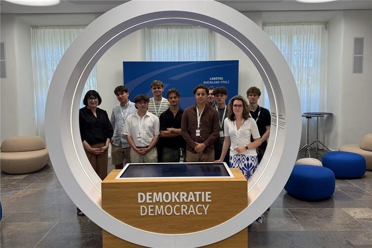 „Die Schüler Union Mayen-Koblenz besuchte auf Einladung von Anette Moesta MdL den Landtag Rheinland-Pfalz in Mainz und informierte sich über die parlamentarische Arbeit sowie die aktuelle Landespolitik.“